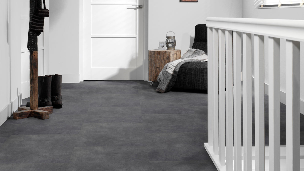 Dalle PVC à coller ALLURA TOUT EN UN 40 - Charcoal Concrete | Mise en situation